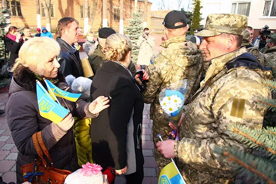 До Хмельницького з передової повернулись працівники ДАІ (фото) + (відео) — фото 4