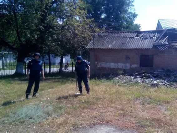 Рятувальники ДСНС продовжують виконувати завдання за призначенням у зоні АТО (фото) — фото 3