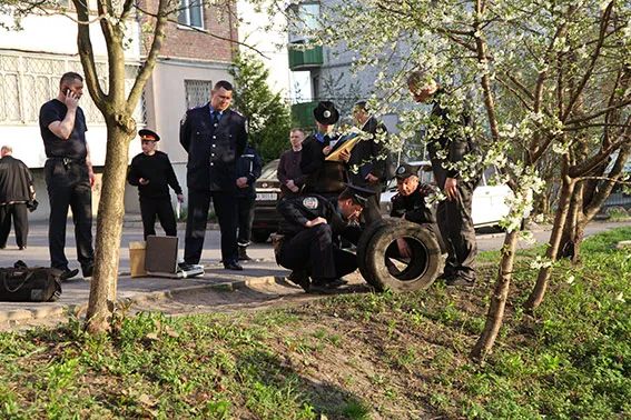 Невідомий підкинув у багатоповерхівку предмет, схожий на вибуховий пристрій (фото) — фото 1