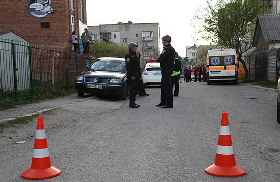 Невідомий підкинув у багатоповерхівку предмет, схожий на вибуховий пристрій (фото) — фото 2