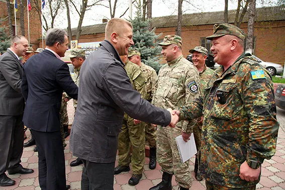 На Хмельниччину зі служби у зоні АТО повернулися 17 працівників ДАІ (Фото+Відео) — фото 5