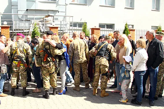 Спецпризначенці з Хмельницького вирушили в зону АТО (фоторепортаж) — фото 7
