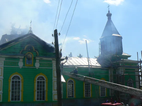 Щоб врятувати церкву від знищення вогнем, знадобилося 36 рятувальників та 11 одиниць техніки (фото) — фото 1