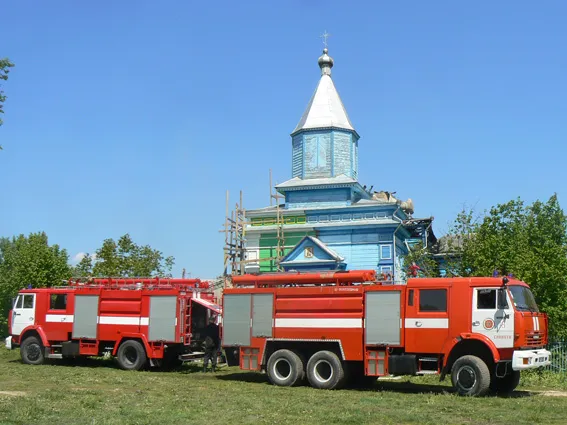 Щоб врятувати церкву від знищення вогнем, знадобилося 36 рятувальників та 11 одиниць техніки (фото) — фото 3