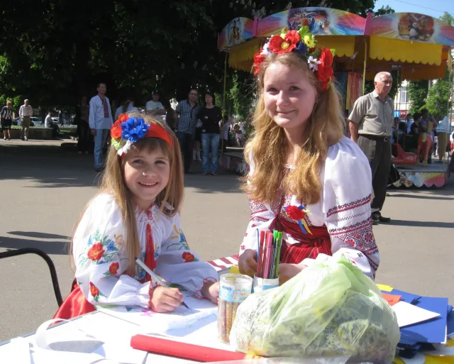 В День вишиванки у центрі міста пройшов благодійний ярмарок (фото) — фото 1