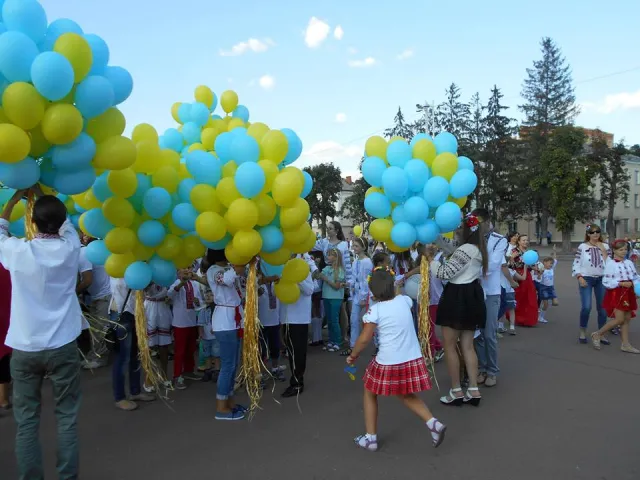 У Хмельницькому люди у вишиванках створили «живий» тризуб (фото) — фото 11