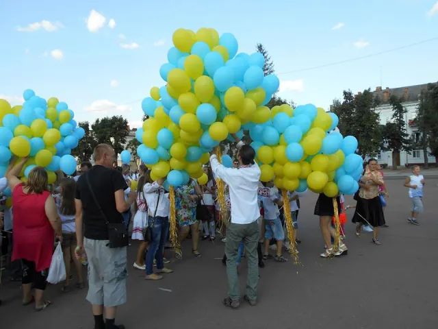 У Хмельницькому люди у вишиванках створили «живий» тризуб (фото) — фото 12