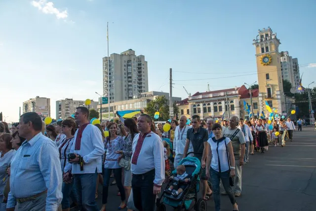 У Хмельницькому люди у вишиванках створили «живий» тризуб (фото) — фото 5