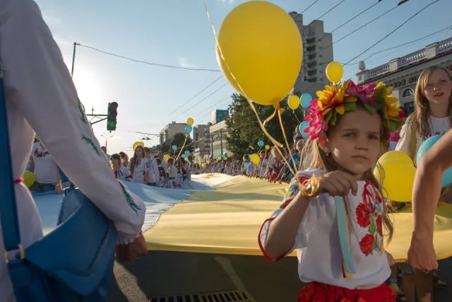 У Хмельницькому люди у вишиванках створили «живий» тризуб (фото) — фото 8