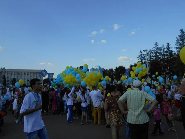 У Хмельницькому люди у вишиванках створили «живий» тризуб (фото) — фото 10
