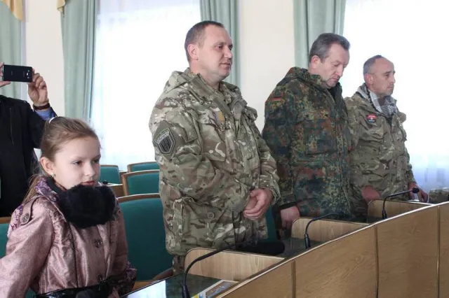 Дружині загиблого в зоні АТО Миколи Флерка вручили відзнаку «За оборону Донецького аеропорту» (фото) — фото 2