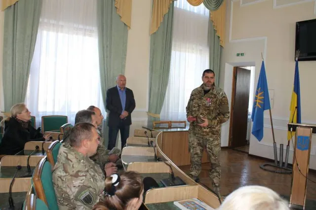 Дружині загиблого в зоні АТО Миколи Флерка вручили відзнаку «За оборону Донецького аеропорту» (фото) — фото 3
