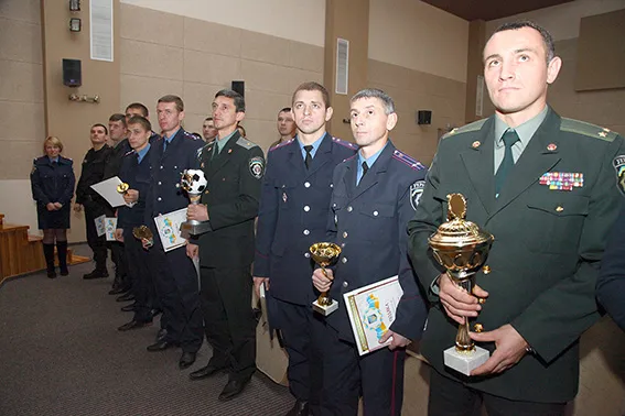 Хмельницькі правоохоронці перемогли на чемпіонаті 2-го дивізіону з міні-футболу (фото) — фото 2