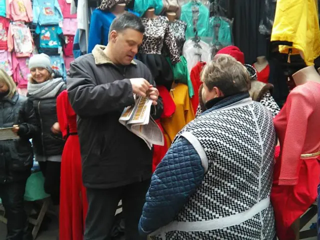 У Хмельницький на "толкучку" завітав Олег Тягнибок (фото) — фото 1