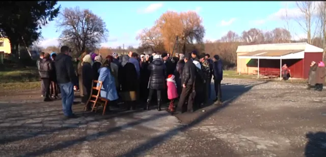 Жителі одного з сіл на Хмельниччині відстоюють свої права на землі, де випасають худобу (фото) — фото 2