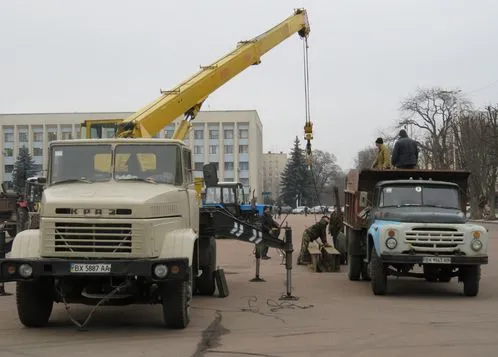 У Хмельницькому вже почали встановлювати новорічні ялинки (фото) — фото 1