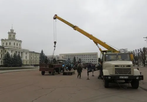 У Хмельницькому вже почали встановлювати новорічні ялинки (фото) — фото 3