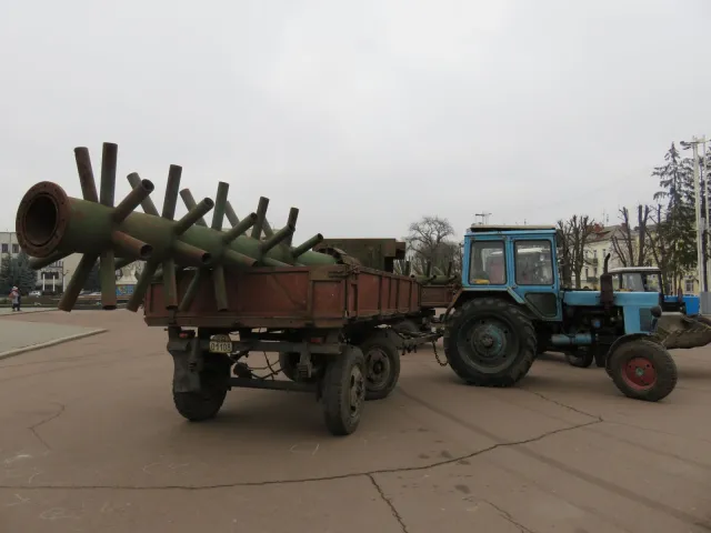 У Хмельницькому вже почали встановлювати новорічні ялинки (фото) — фото 4