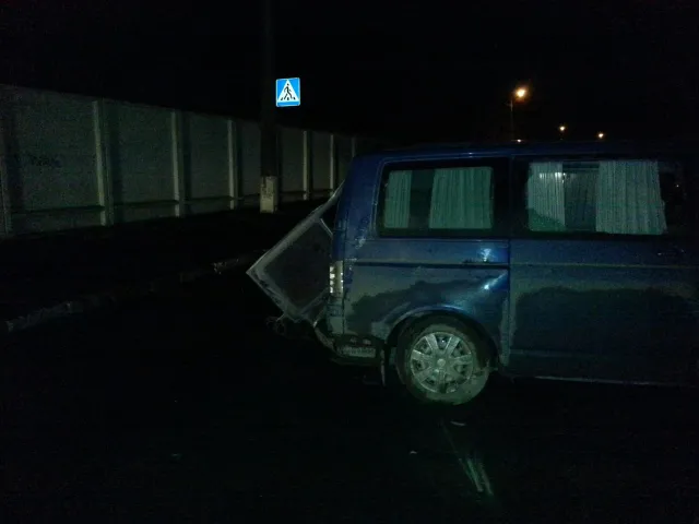 Аварійна неділя: на вул. Пілотській «Фольксваген» врізався у стовп — фото 3