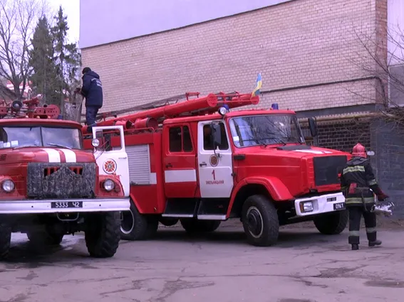Хмельницькі вогнеборці врятували з вогню 68-річну жінку (фото) — фото 4