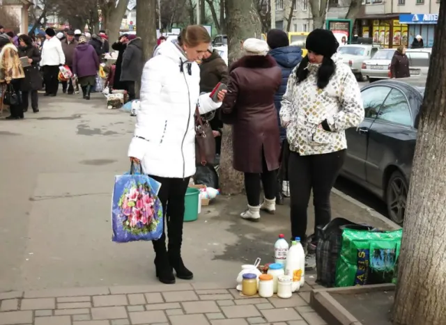 Хмельницькі правоохоронці намагаються ліквідувати продаж товарів на тротуарах по дорозі до овочевого ринку (фото) — фото 2