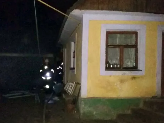 У Кам'янці-Подільському паління ледь не призвело до знищення половини домогосподарства (фото) — фото 1