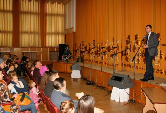 Багатодітні родини побували на театралізованій виставі, а також отримали солодкі подарунки від міського голови (фото) — фото 1