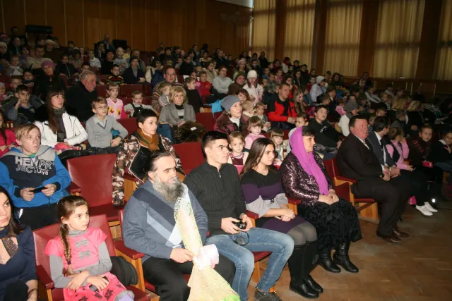 Багатодітні родини побували на театралізованій виставі, а також отримали солодкі подарунки від міського голови (фото) — фото 4