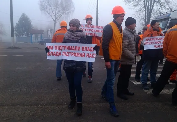 Робітники одного з підприємств перекрили дорогу та вимагали повернути керівника, якого нещодавно звільнили (фото) — фото 2