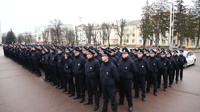 Хмельницький відтепер також з поліцією. Нові правоохоронці присягнули на вірність народові України (фото) — фото 1