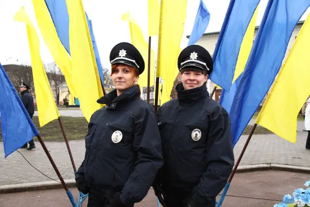 Хмельницький відтепер також з поліцією. Нові правоохоронці присягнули на вірність народові України (фото) — фото 2