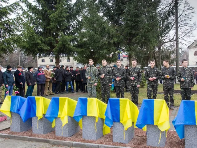 Сьогодні у Славуті відкрили меморіальні плити воїнам-афганцям (фото) — фото 1