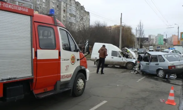 На Озерній внаслідок ДТП загинув чоловік, ще четверо – у лікарні (фото) — фото 1