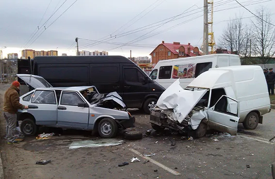 На Озерній внаслідок ДТП загинув чоловік, ще четверо – у лікарні (фото) — фото 4