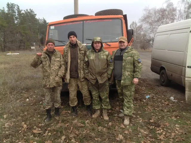 В зоне АТО шепетовские волонтеры с трудом сбежали от обстрелов (фото) — фото 6