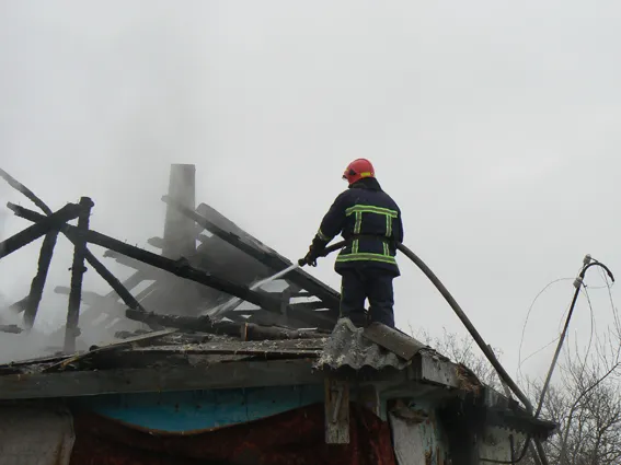 Рятувальники ліквідовували пожежу, яка виникла внаслідок необережності господаря будинку (фото) — фото 1