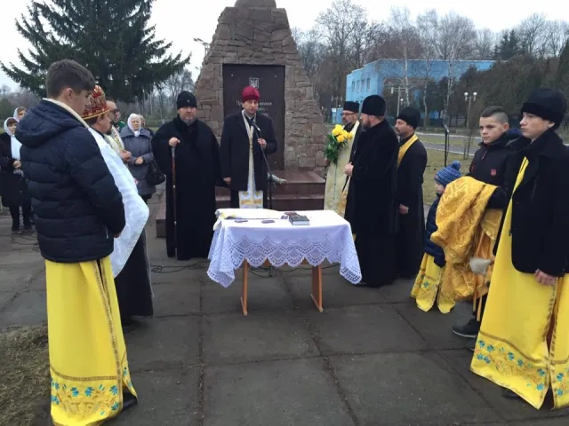 На Хмельниччині завершили будівництво храму та пам’ятника Божої Матері на честь героїв Небесної сотні (фото) — фото 2