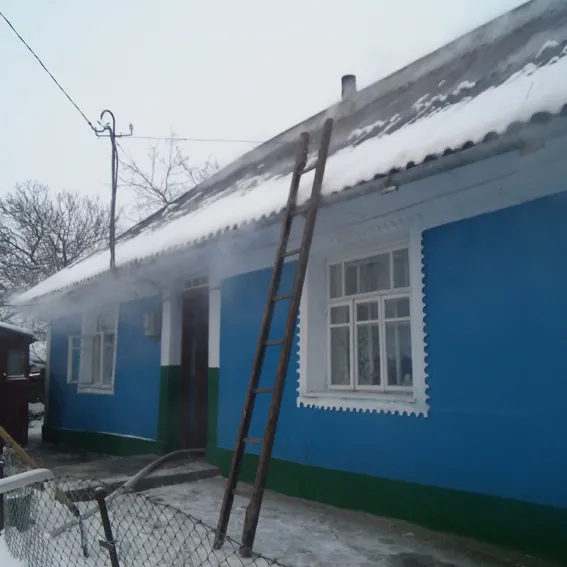 Рятувальники знову гасили пожежу житлового будинку (фото) — фото 1