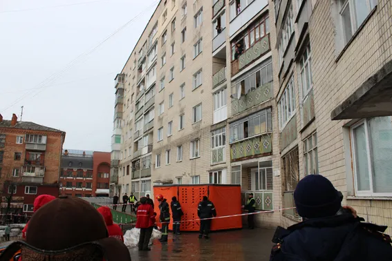 У центрі Хмельницького жінка намагалась скоїти самогубство. Жінку врятовано (фото+відео) (оновлено) — фото 2