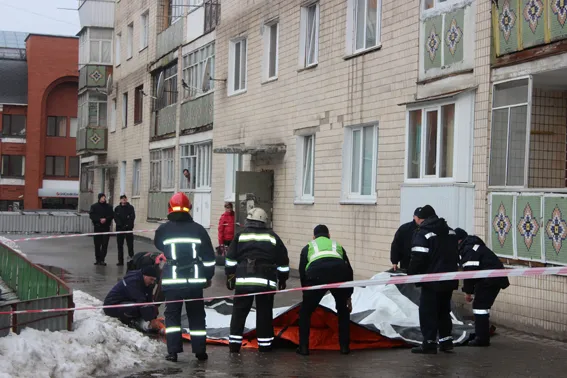 У центрі Хмельницького жінка намагалась скоїти самогубство. Жінку врятовано (фото+відео) (оновлено) — фото 3