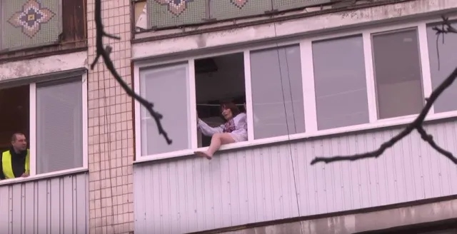 У центрі Хмельницького жінка намагалась скоїти самогубство. Жінку врятовано (фото+відео) (оновлено) — фото 1