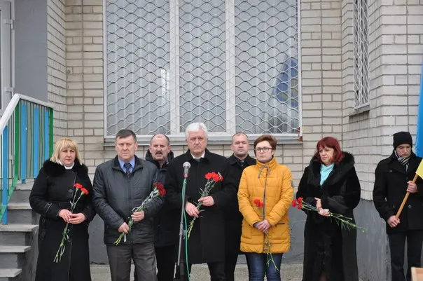 В Хмельницкой области установили мемориальную доску бойцу АТО Александру Гуменюку — фото 1