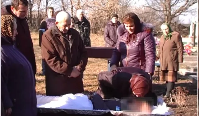 У селі Рудка невідомі напали на пенсіонерів: 67-річного чоловіка забили до смерті, а його старенька мати опинилась у лікарні. Злочинців розшукують — фото 1