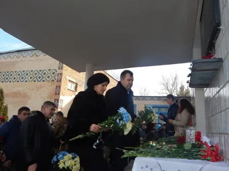 У Красилівському районі встановили меморіальну дошку учаснику АТО Петру Шемчуку — фото 1
