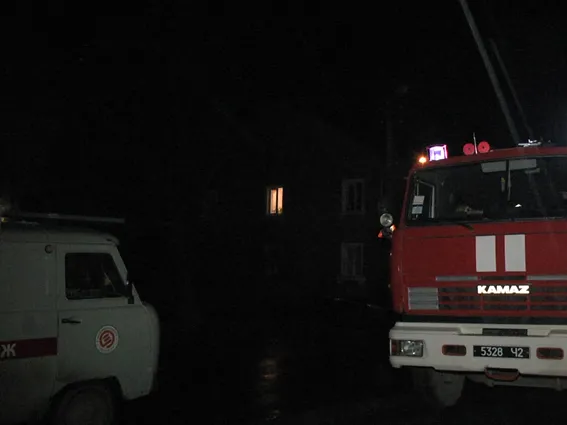 На Гречанах вночі горіли приватні гаражі, що призвело до знищення двох автівок — фото 1