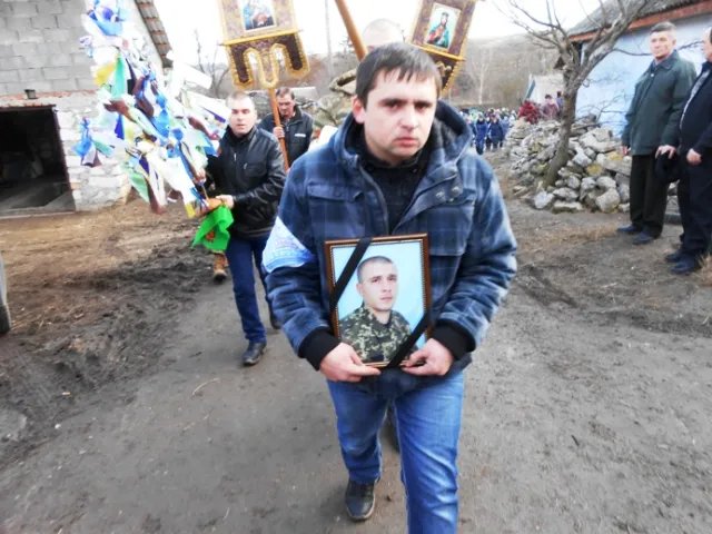 В зоні АТО загинув 27-річний боєць з Красилівського району. Вчора Героя поховали — фото 8
