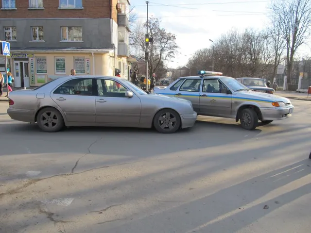 У Кам'янці-Подільському п'яний водій врізався у автівку поліцейських — фото 2