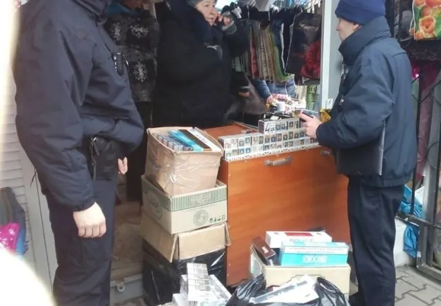 Хмельницькі поліцейські виявили торгові «точки», де незаконно продавали цигарки — фото 3