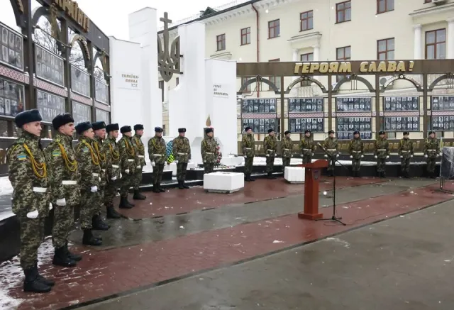 У Хмельницькому на майдані Незалежності вшанували пам'ять Героїв Небесної сотні — фото 1