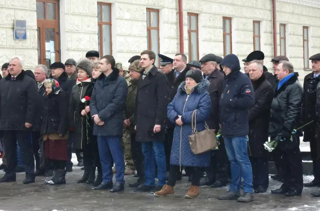 У Хмельницькому на майдані Незалежності вшанували пам'ять Героїв Небесної сотні — фото 2